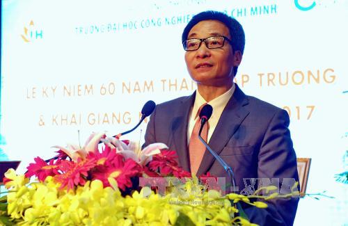 Phó Thủ tướng Vũ Đức Đam kiểm tra kỳ thi nâng ngạch chuyên viên 